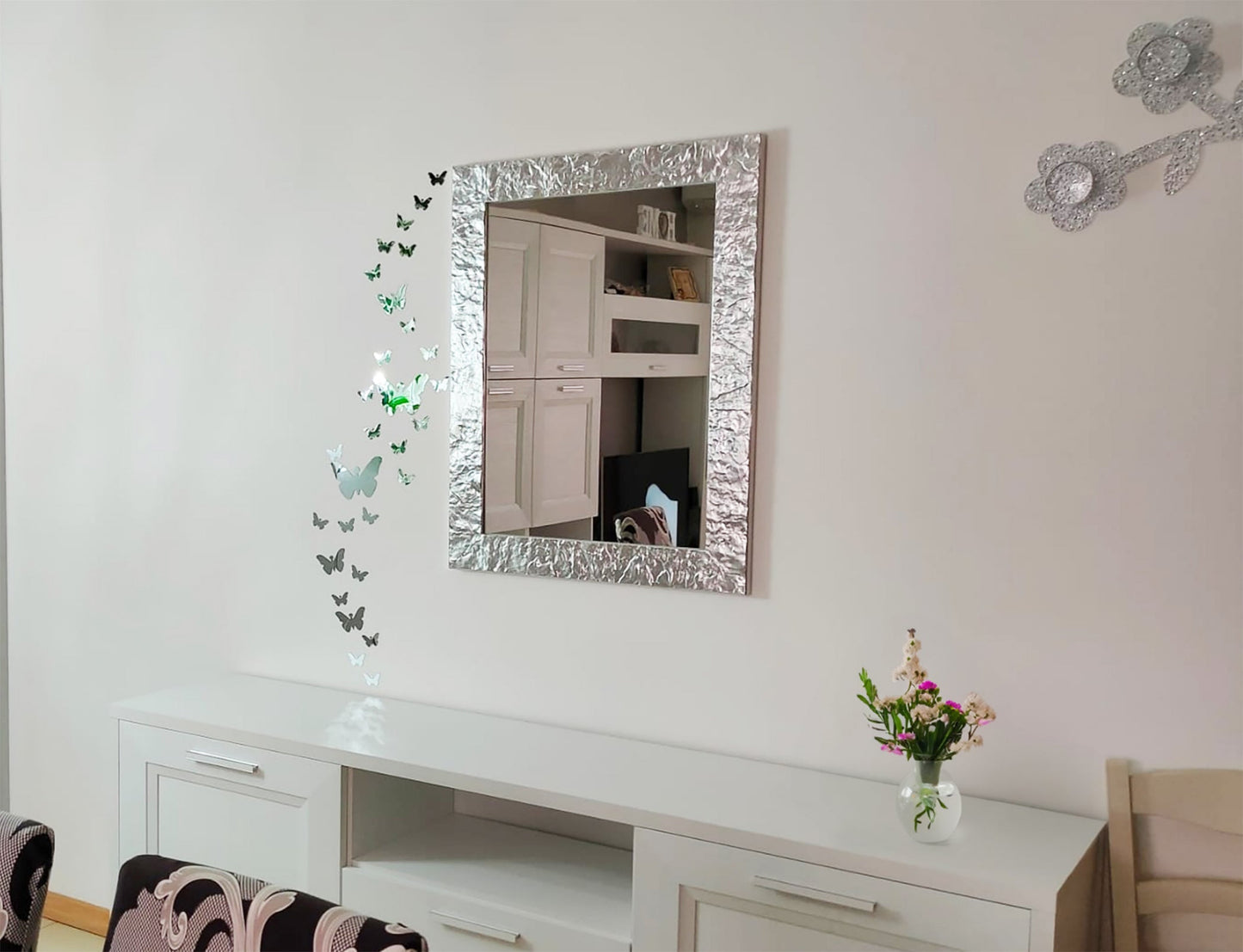 Miroir mural avec cadre moderne en bois argenté, 65 x 85 cm, fabriqué en Italie