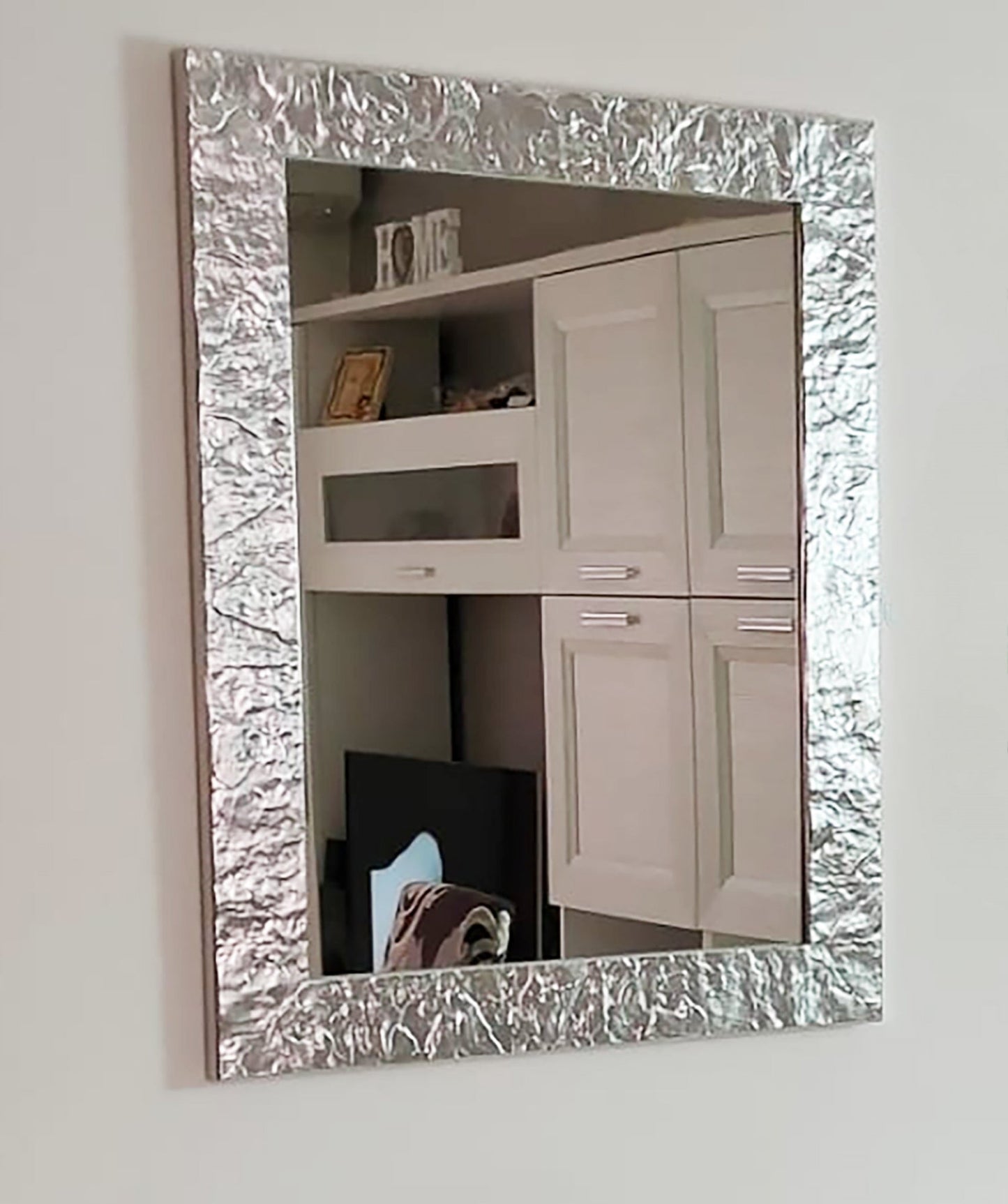 Miroir mural avec cadre moderne en bois argenté, 65 x 85 cm, fabriqué en Italie